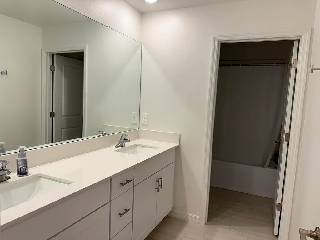 6 bed, 3326 sqft, $3,400 — Photo 4