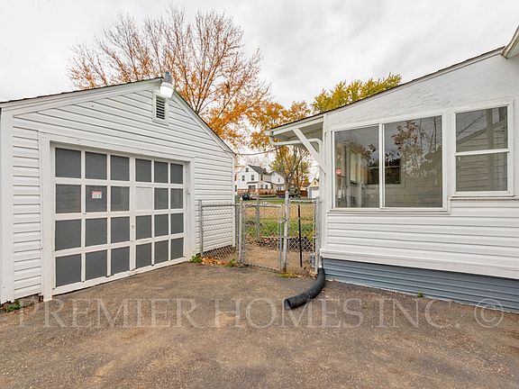 2nd image of 2957 Fletcher Ave NE