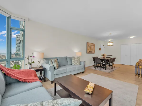 140 E 14th St #801, North Vancouver, BC V7L 2N3
