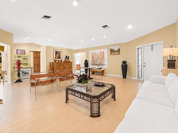 5th image of 701 NW 25TH Avenue