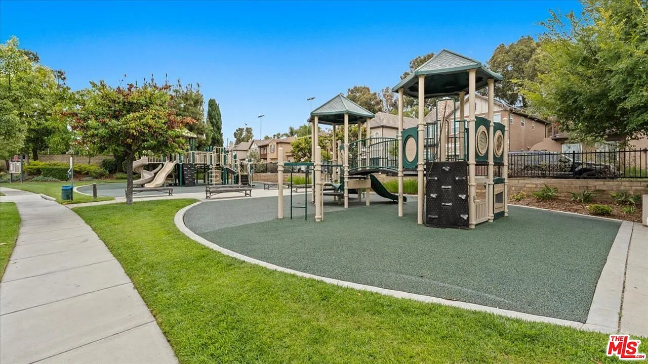 3 bed, 2.5 bath, 1713 sqft, $5,600 — Photo 4