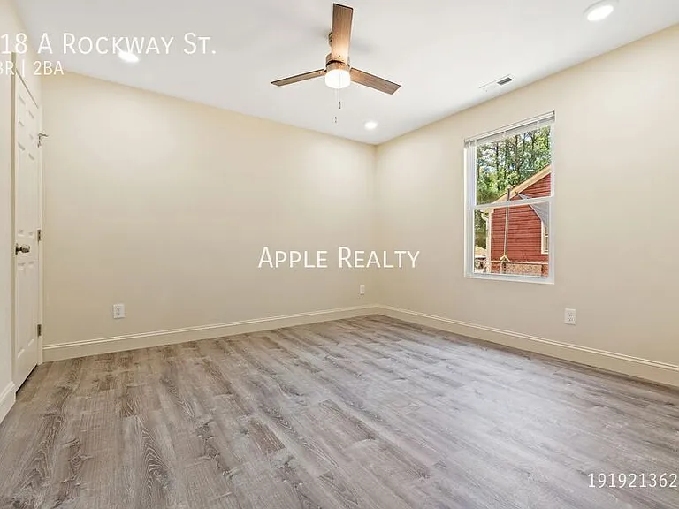 218 W Rockway St #A — Photo 8