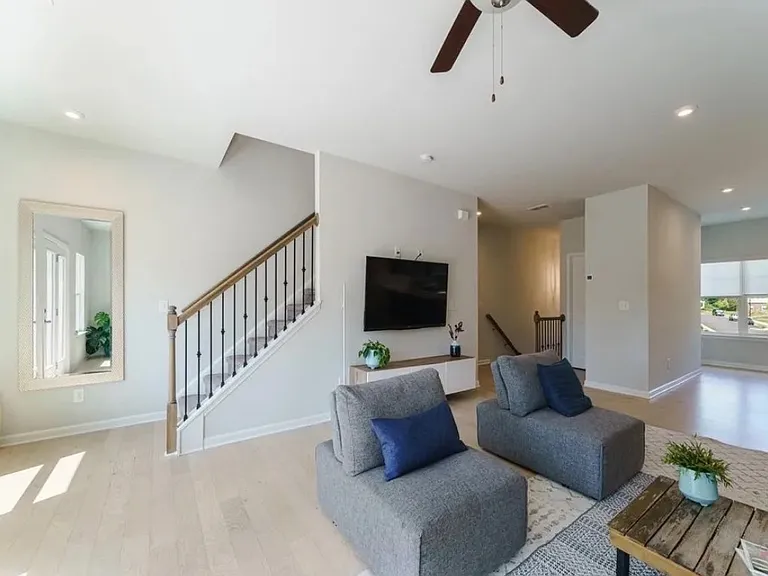 2623 Hedgeway Cir — Photo 11