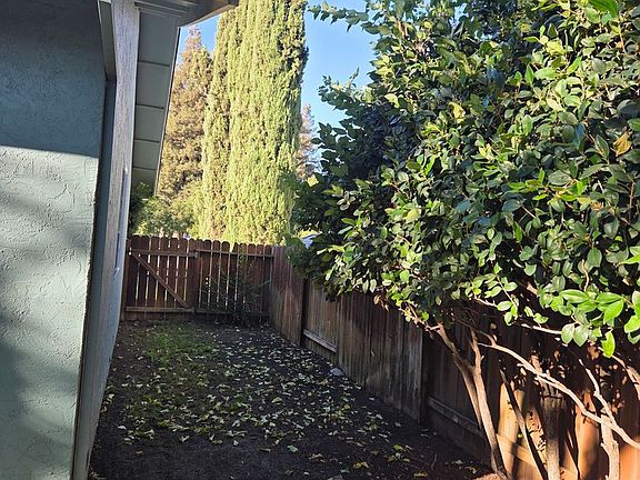 4th image of 2827 Owens St