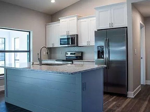 4th image of 225 SW 14th Pl