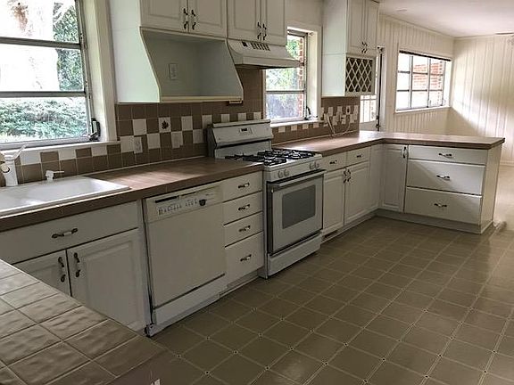 Kitchen Work Area, Fridge, Dishwasher, Stove/Oven