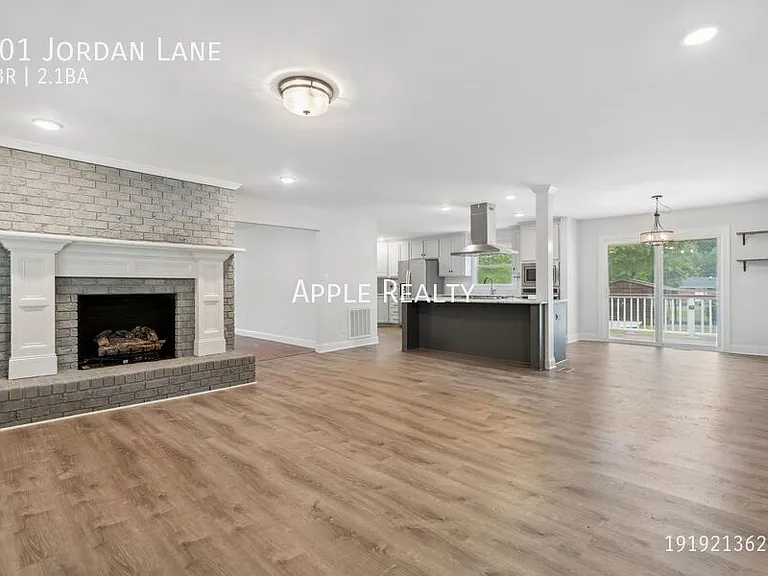 101 Jordan Ln — Photo 5