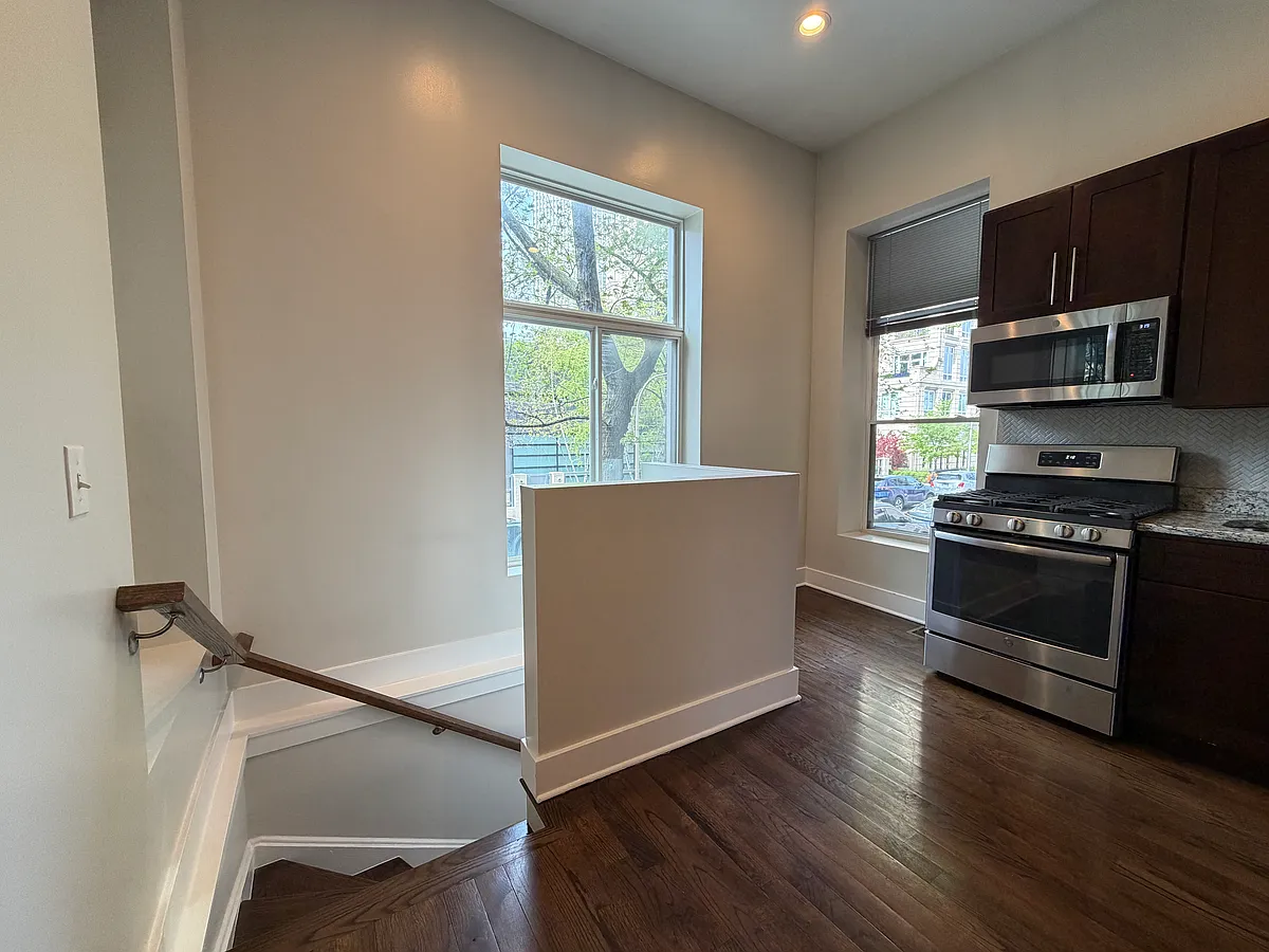 Building Photo - 425 W Saint James Pl #1F