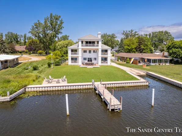 17680 Spahr St, Spring Lake, MI 49456