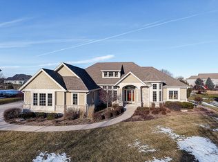 372 Switch Grass Ct, Hartland, WI 53029