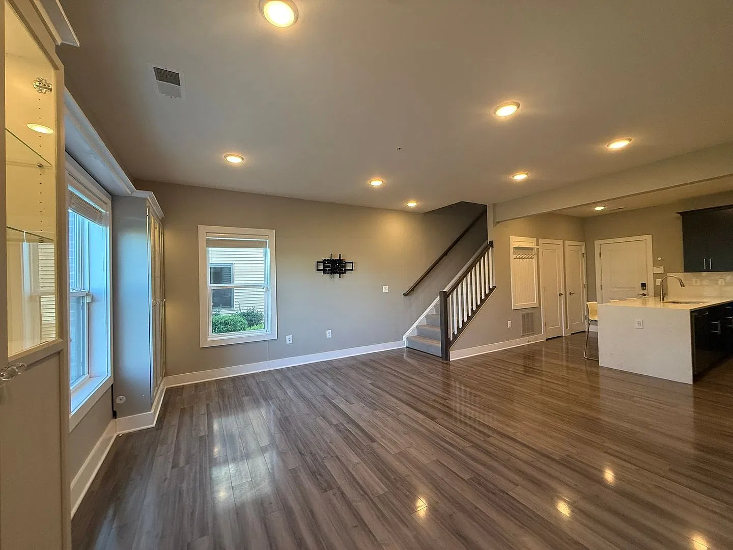 Luxury End-Unit Condo & Garage Near One Loudoun — Photo 3