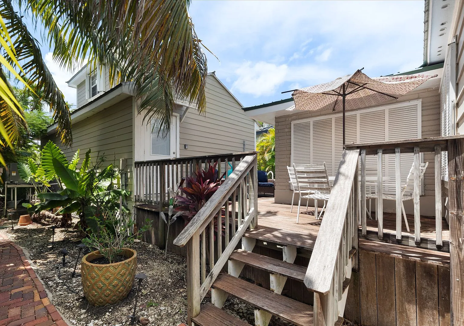 Charming 1BR/1BA with Loft & Pool Access Fully Furnished! — Photo 2