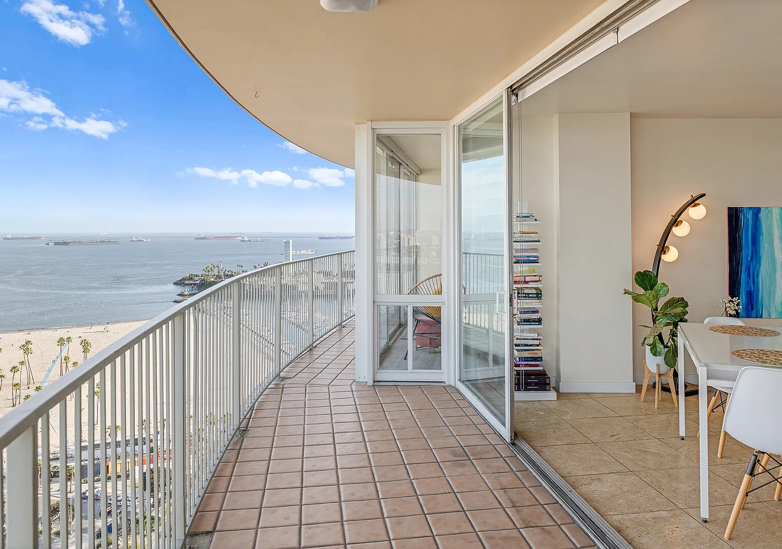 Luxury Extended Work & Travel Sea/City View — Photo 1