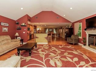 4 Cobblestone Rd, Airmont, NY 10952