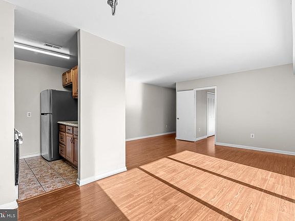 4th image of 7616 Savannah St #201
