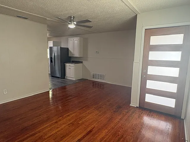 3 bed, 984 sqft, $1,900 — Photo 3