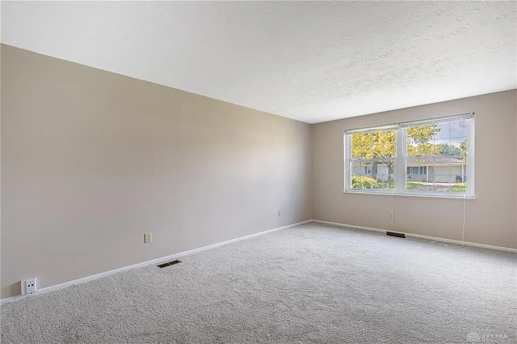 4 bed, 2.5 bath, 2518 sqft, $2,300 — Photo 4