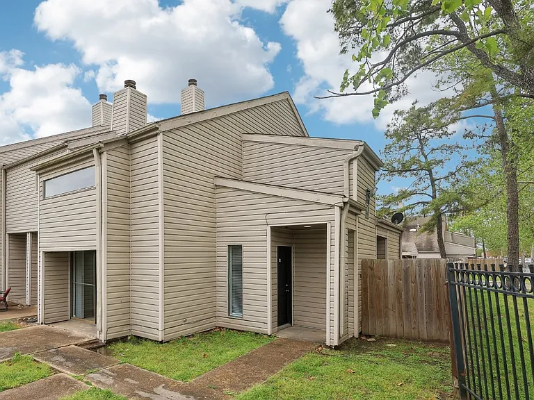 Golden Village Townhomes — Photo 41