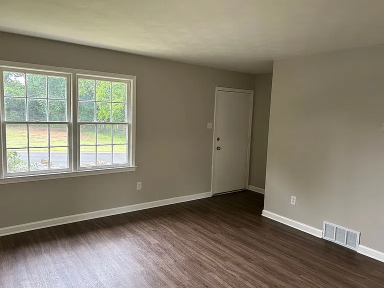 1296 Vicksburg Dr — Photo 4