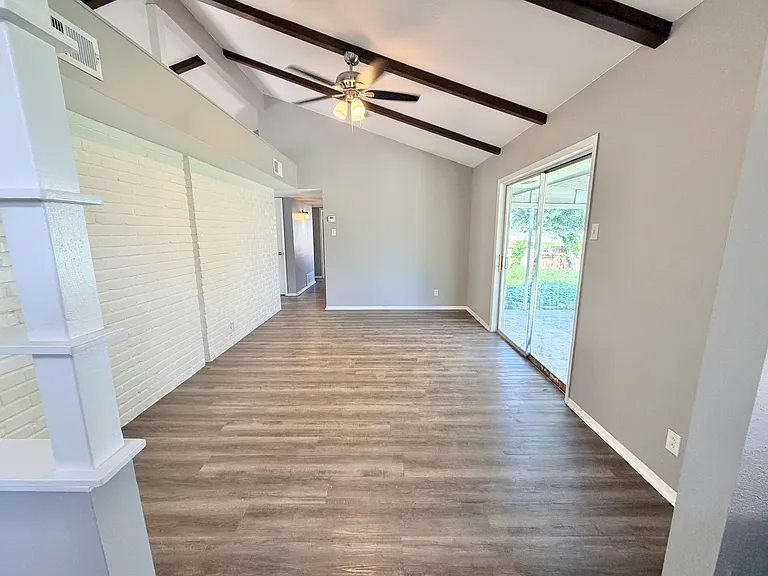 102 Charing Cross Ln — Photo 21
