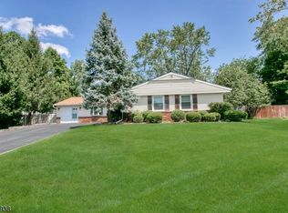 7 Whittier Ln, Oakland, NJ 07436