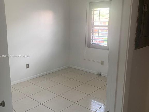4th image of 905 NE 209th St APT 204-30
