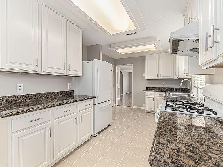 3603 NE Beacon Hill Dr — Photo 13