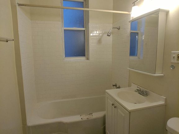 3rd image of 4427 N Wolcott Ave APT 1B