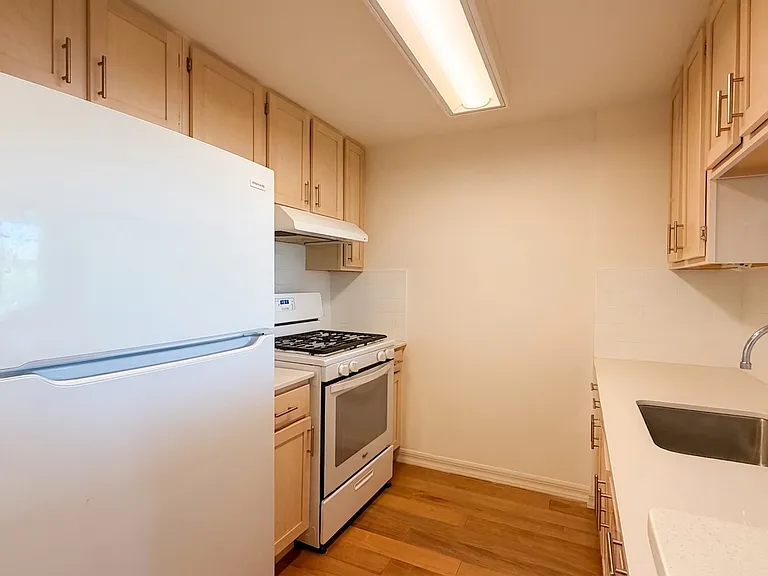 645 Gates Ave #4D — Photo 4