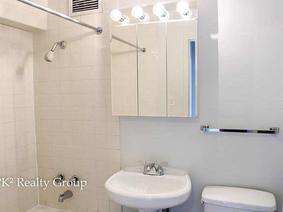 3rd image of 555 E 33rd Pl #51107