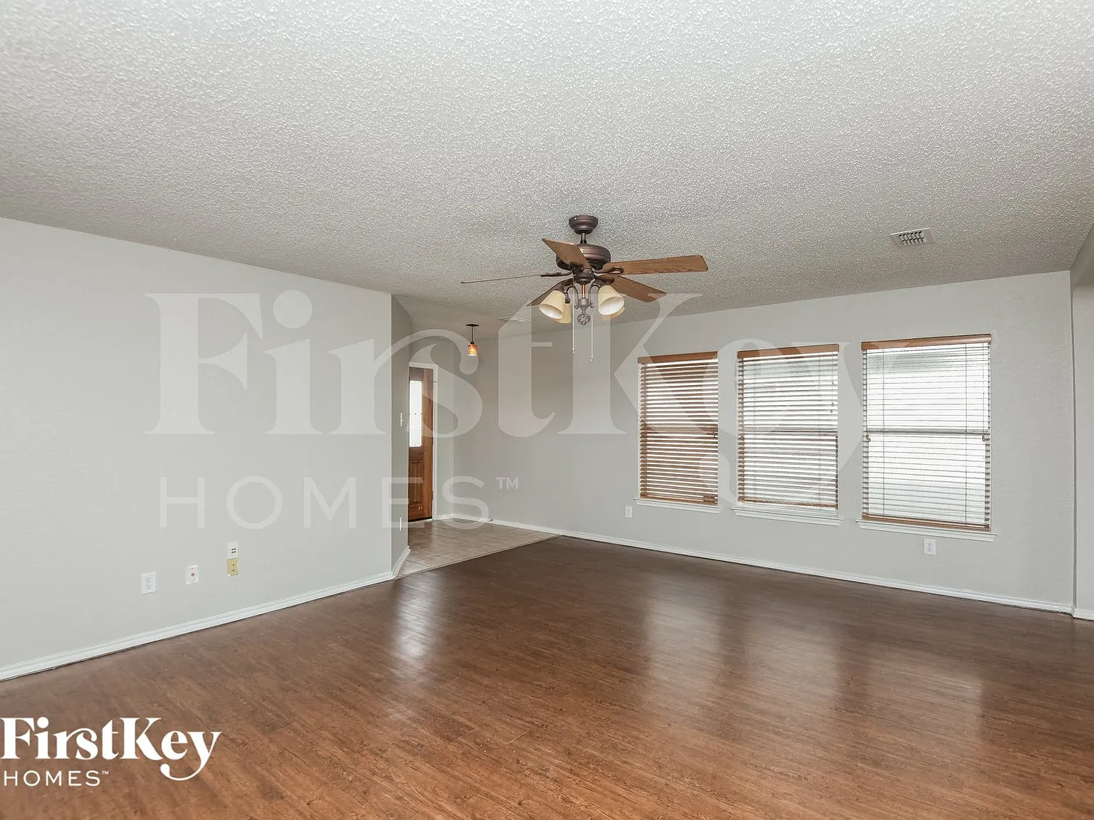 3 bed, 2.0 bath, 1519 sqft, $2,270 — Photo 3