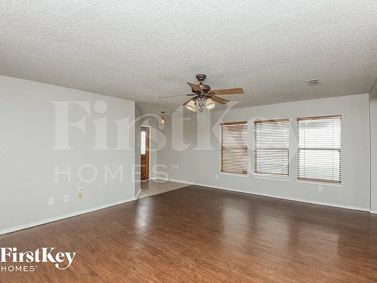 10125 Chapel Hill Ct — Photo 3