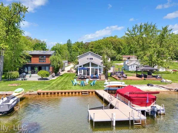 2629 Parklawn Dr, Brighton, MI 48114