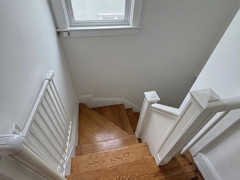 2119 Lurting Ave — Photo 5