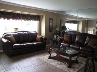 621 Interlaken Ln, North Babylon, NY 11703