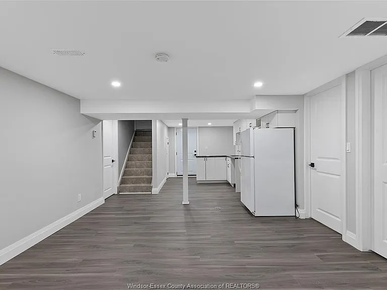 35 Victoria St N #LOWER — Photo 4