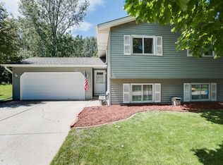 2422 Hamlet Ave N, Oakdale, MN 55128