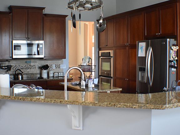 Large open kitchen with plenty of space for your culinarian !