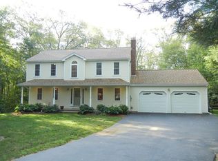 38 Glendale Rd, Sturbridge, MA 01518