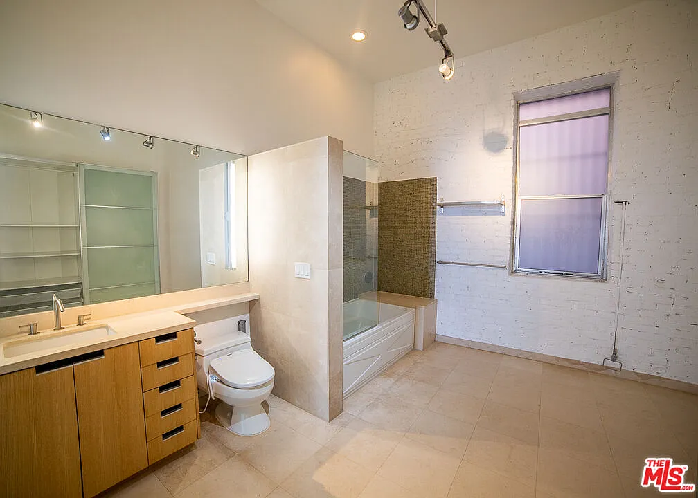 1 bed, 1.0 bath, 1000 sqft, $5,250 — Photo 4