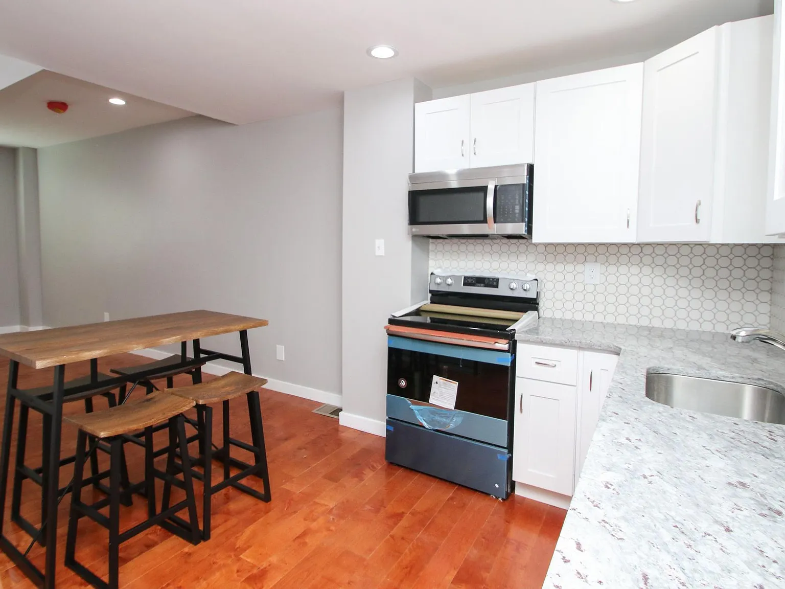 4 bed, 1206 sqft, $1,990 — Photo 1