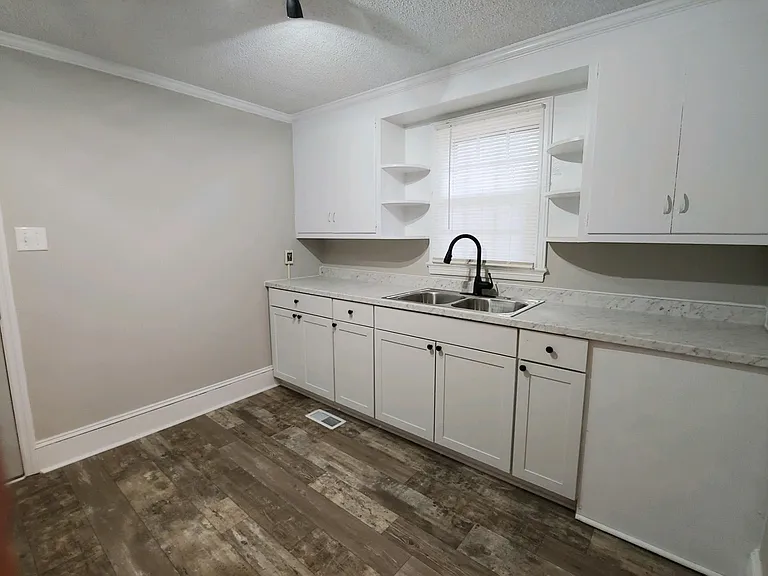 1110 Henderson Ave — Photo 13