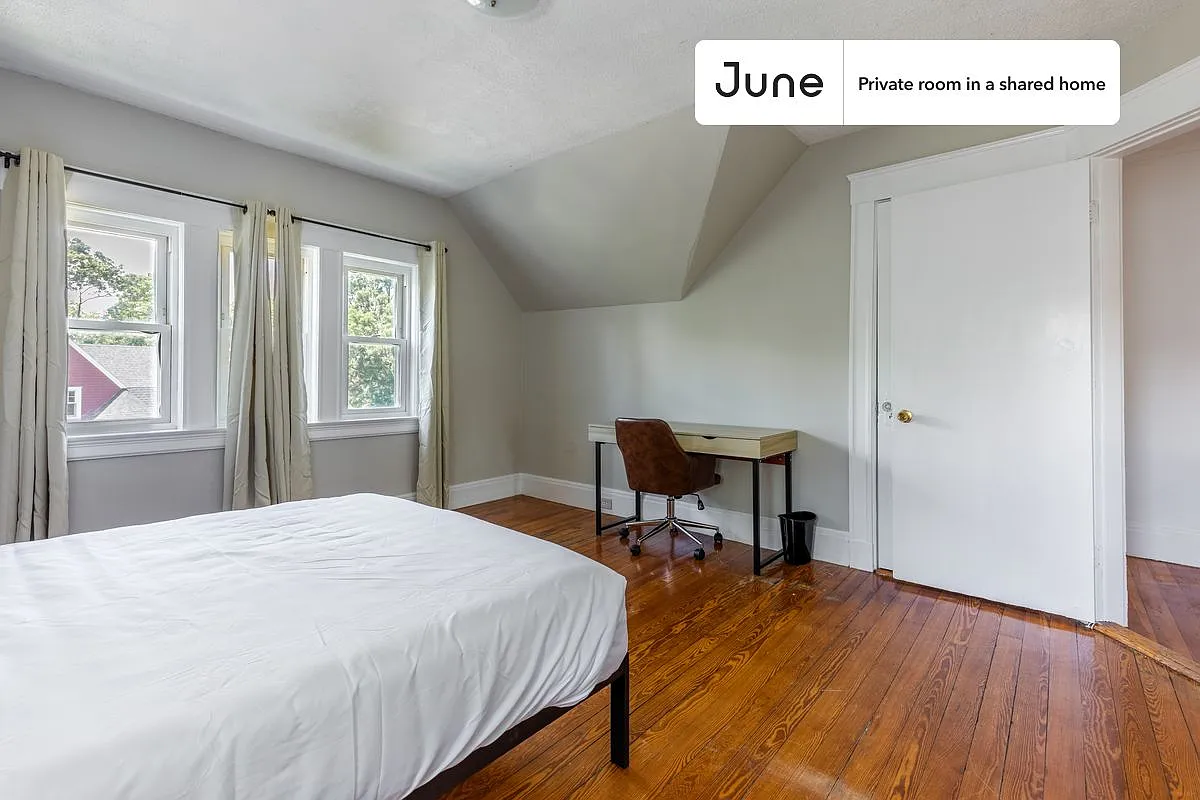 Queen bedroom in 9 bed/2 bath home in Brighton #1341 H — Photo 3