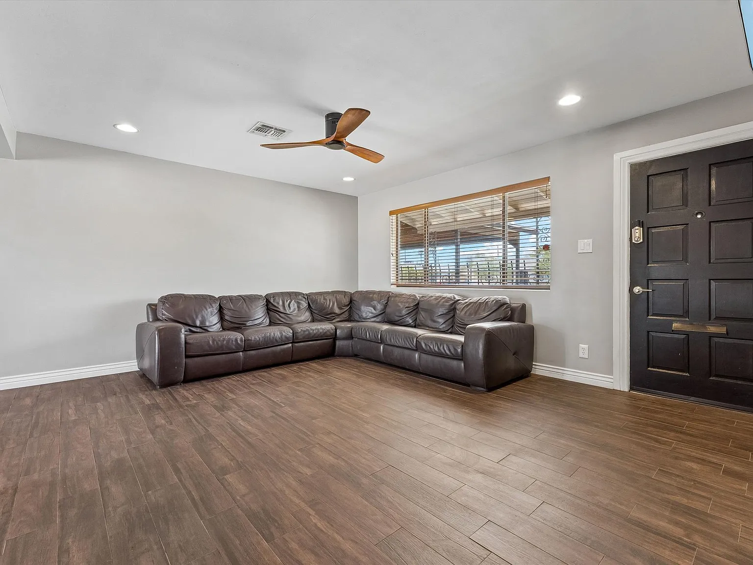 5 bed, 1925 sqft, $3,300 — Photo 4