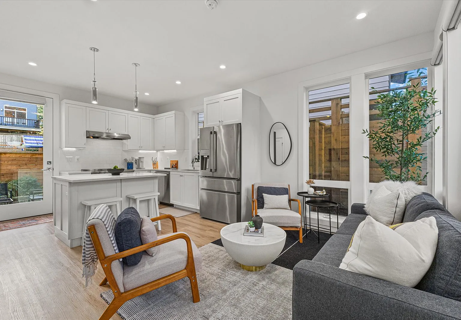 2 bed, 840 sqft, $3,900 — Photo 2
