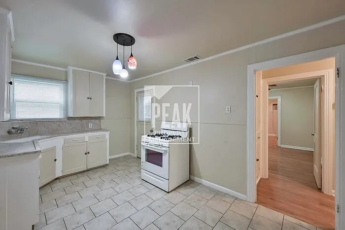 4437 Donnelly Ave — Photo 8