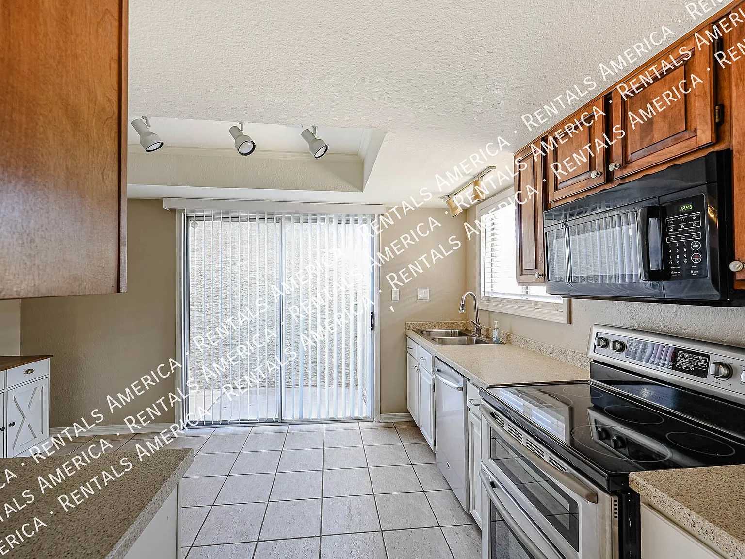 Beautiful 3-Bedroom Townhome with Private Backyard & Community Pool! — Photo 2