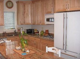 11 Pine Ln, Bayville, NY