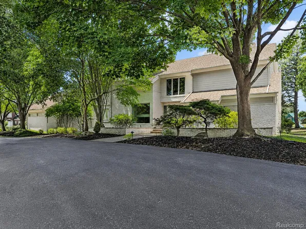 3894 Glen Falls Dr, Bloomfield Hills, MI 48302