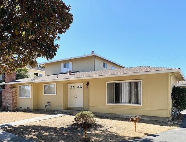 2-story home w/ living & separate family area
